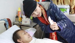 著名歌手阿幼朵献爱心   帮助老乡早日除病魔