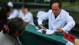 “服务百姓健康行动”大型义诊活动——医院门口送健康