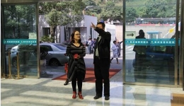 著名青年歌手阿幼朵到我院参观