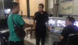“糊涂”小伙将包掉   保洁拾得全归还