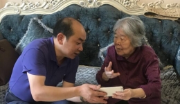 关心离休干部 千里送温暖