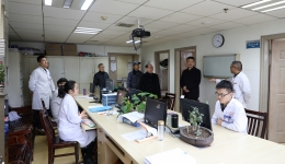 院领导深入各科室给坚守岗位的一线职工拜年
