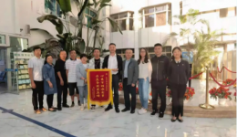 【脱贫攻坚】眼含热泪欢送“亲人”一面锦旗表深情