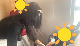 列车上的暖心一幕：医务人员紧急救援温暖瞬间