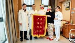 跨越2700多公里赴筑手术，他的右手又能动了