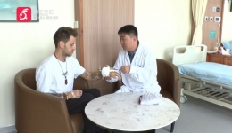 比赛中途意外受伤，外国运动员表示：在这里治疗很安心！